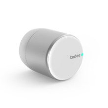 Cerradura inteligente Tedee PRO para acceso a puertas sin llave. Color Plata
